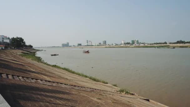 Вид на реку в Камбодже, Пномпень — стоковое видео