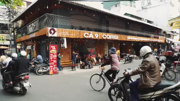 Moto passaggio del traffico attraverso la città vecchia, Hanoi Vietnam — Video Stock