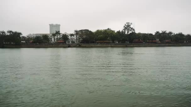 Город Хюэ, Вьеннам: лодка, идущая по реке Хуонг, город Хюэ, ВьетНам — стоковое видео