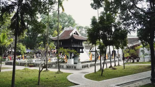 Tempel Hanoi Vietnam Confucius Oude historische complex pagode boog passage van tempels. Unieke Aziatische stijl kunst cultuur. Religieus geloof. Bezienswaardig toerisme. Doorlopen met Gimbal — Stockvideo