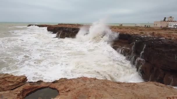 Onda extrema batendo costa - câmera lenta, Onda grande . — Vídeo de Stock