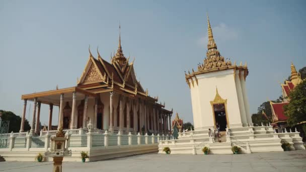 Exterior del Palacio Real en Phnom Penh, Camboya, Asia. 4K — Vídeo de stock