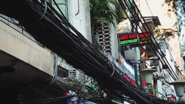 Электрические провода на улицах города Хошимин (Ho Chi Minh) — стоковое видео
