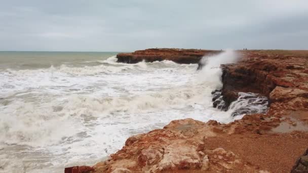 Великі хвилі на березі, як морська буря вражає острів 4k — стокове відео