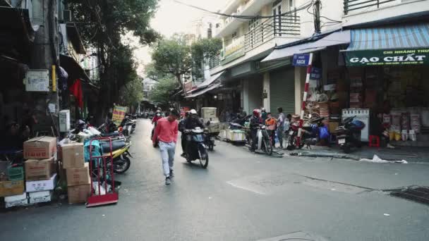 A cena de rua Bustling de Hanói, Vietnã, Cidade Velha, Motos Tráfego de carros — Vídeo de Stock