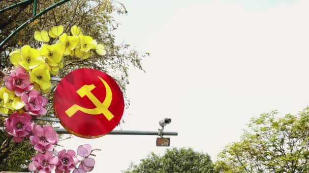 Vietnam-Flagge vor. Vietnam-Flagge weht an einem Fahnenmast. — Stockvideo