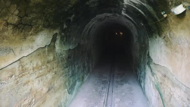 Um túnel subterrâneo. Cat Ba, Vietnã, Ásia — Vídeo de Stock