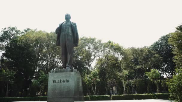 Lenin-Denkmal im Zentrum von Hanoi. — Stockvideo