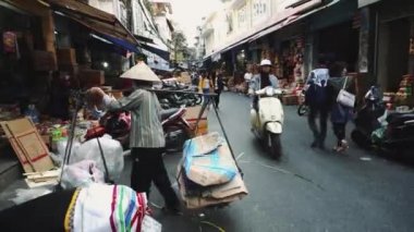 Hanoi Vietnam 'ın Eski Kasabası' ndaki sokak pazarında satıcı. Sokakta yemek için marul satan kadın..