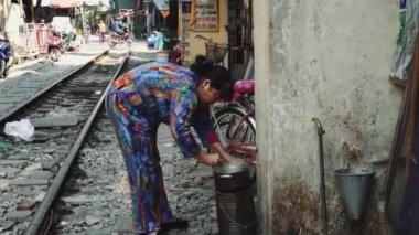 Hanoi, Vietnam. 4K gecekondu mahallesinden geçen Hanoi Tren Caddesi.
