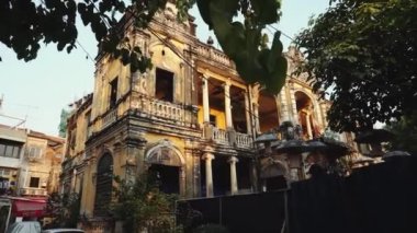 Phnom Penh 'de terk edilmiş bir bina.