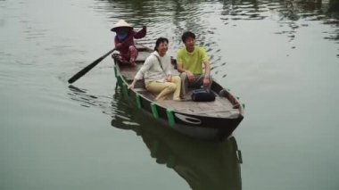 Asyalılar kayıkla açılırlar.