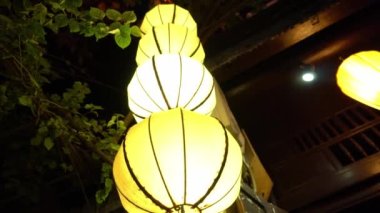 Akşam Sokağı Parlayan Fenerlerle süslenmiş. Hoian Vietnam