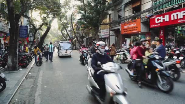 A cena de rua Bustling de Hanói, Vietnã, Cidade Velha, Motos Tráfego de carros — Vídeo de Stock