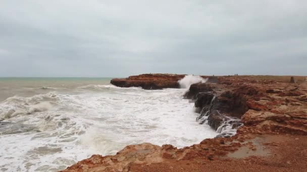 Extrémní vlna naráží na pobřeží, Velká vlna. Velká oceánská vlna, Úžasná síla obrovských vln lámající se přes útes 4k — Stock video