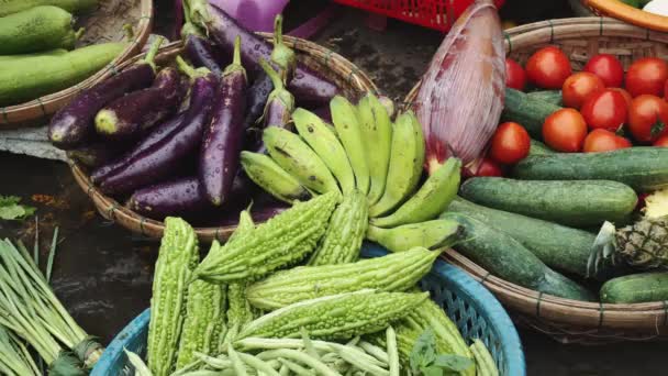 Menschen kaufen und verkaufen Meeresfrüchte und Gemüse auf dem Street-Food-Markt in Asien — Stockvideo