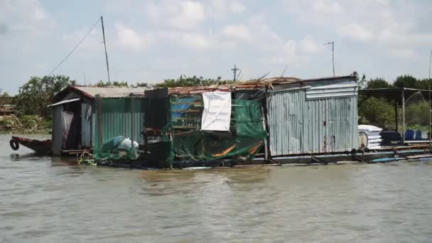 Traditionelle vietnamesische Fähre, die Menschen und ihre Fahrräder über den Mekong in Vietnam, Südostasien bringt 4k — Stockvideo