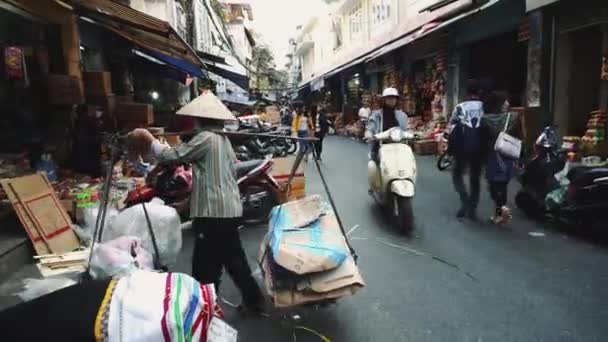 Leverancier op straat markt in de oude binnenstad van Hanoi Vietnam. Vrouw die sla verkoopt als voedsel op straat.. — Stockvideo