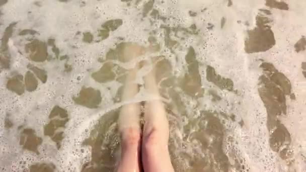 Pernas femininas nas ondas do mar surf . — Vídeo de Stock
