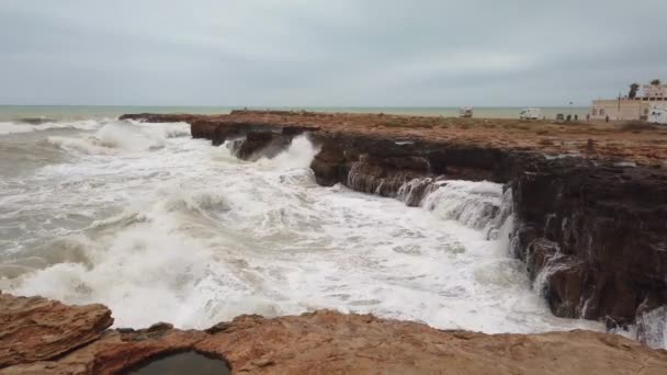 Hög våg bryter på klipporna i kusten. — Stockvideo