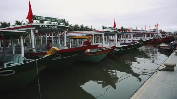 Hoi An, Vietnam. Street night view at Hoi En gammal stad historiska distrikt, UNESCO: s världsarv och en populär resmål, Vietnam. — Stockvideo