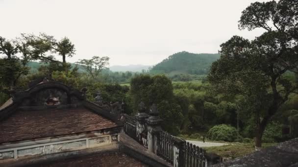 Královská hrobka krále Khai Dinh v odstínu Vietnamu — Stock video