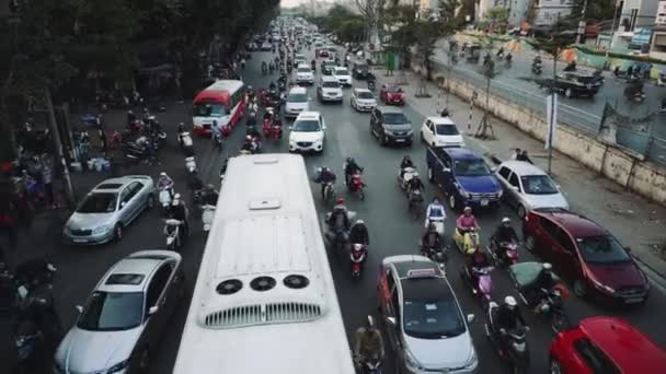 Drukke weg in Hanoi, drukke spits, infrastructuur, vervoer, Vietnam — Stockvideo