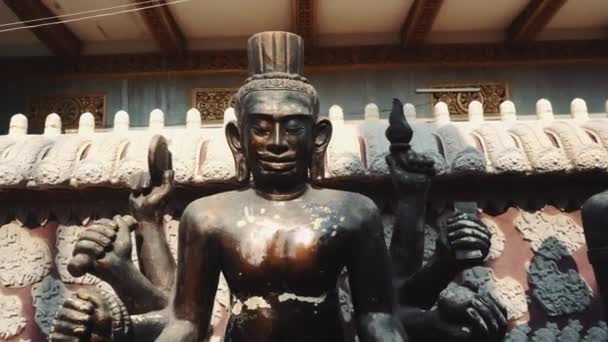 Металева статуя в храмі — стокове відео