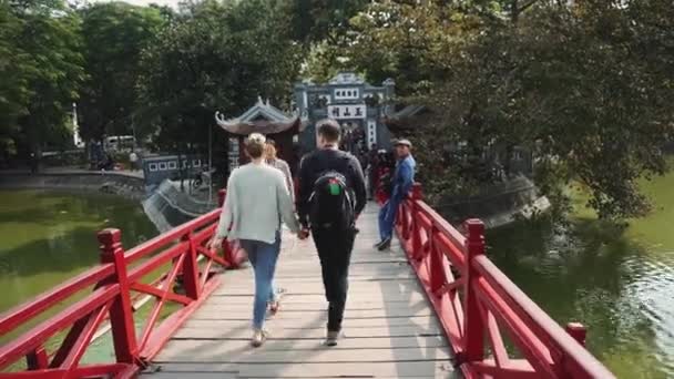 Oidentifierade folk besöker och ceremonier vid templet vid sjön av det returnerade svärdet, Hoan Kiem Lake, Sjön är landmärke för buddhismen i Hanoi. — Stockvideo