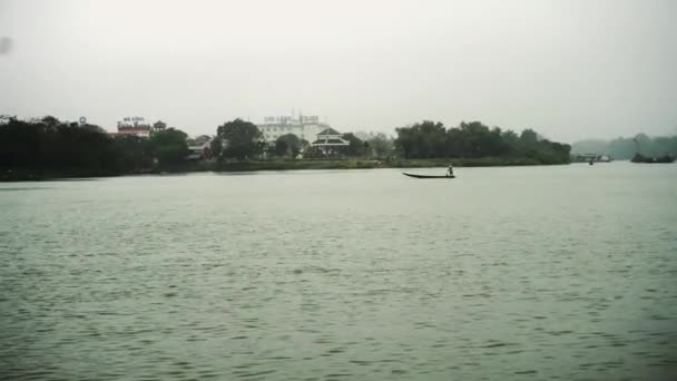 Город Хюэ, Вьеннам: лодка, идущая по реке Хуонг, город Хюэ, ВьетНам — стоковое видео