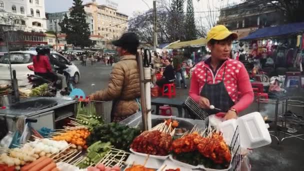 Comida callejera en el mercado. Vietnam Dalat — Vídeo de stock