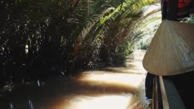 Geleneksel Vietnam feribotu insanları ve bisikletlerini Vietnam, Güney Doğu Asya 'daki Mekong Nehri' nden geçiriyor.