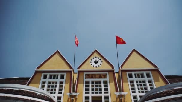 Drapeau du Vietnam sur le vieux bâtiment 4k — Video