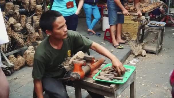 Hoi An Vietnam 'da bir adam tarafından yapılmış ahşap oyma. — Stok video