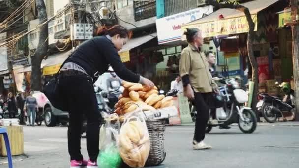 Venditore al mercato di strada nel centro storico di Hanoi Vietnam. Donna che indossa la vendita di lattuga verdi per il cibo per strada. — Video Stock