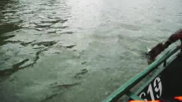 Mann rudert Boot auf Ninh Binh, Vietnam — Stockvideo