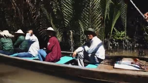 Hagyományos vietnami komphajó, amely embereket és kerékpárjaikat viszi át a Mekong folyón Vietnamban, Délkelet-Ázsiában 4k — Stock videók