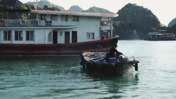 Piccole barche a Halong Bay. Cat Ba. Vietnam — Video Stock