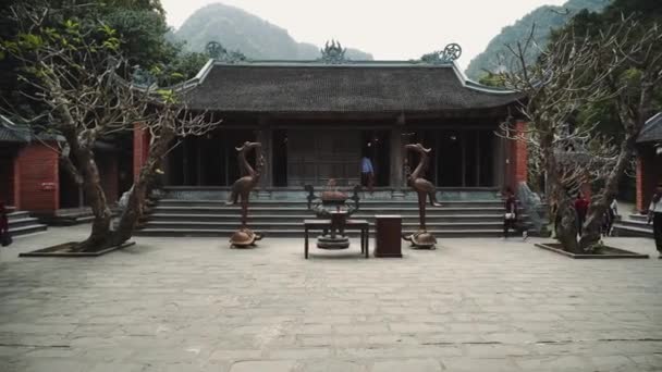 Vista dalla cima di Hang Mua su Tam Coc e Ninh Binh con escursioni turistiche al tempio in cima. Bella natura del Vietnam del Nord vicino Hanoi. — Video Stock