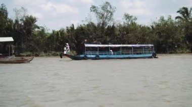 Geleneksel Vietnam feribotu insanları ve bisikletlerini Vietnam, Güney Doğu Asya 'daki Mekong Nehri' nden geçiriyor.