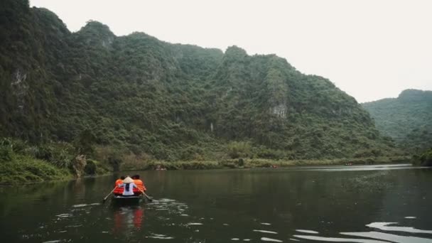 Scenic Mountains Lake In de Ninh Binh regio van Vietnam — Stockvideo