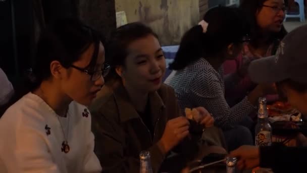 Street Scene med människor i restaurangen i natten i Hanoi, Vietnam. — Stockvideo