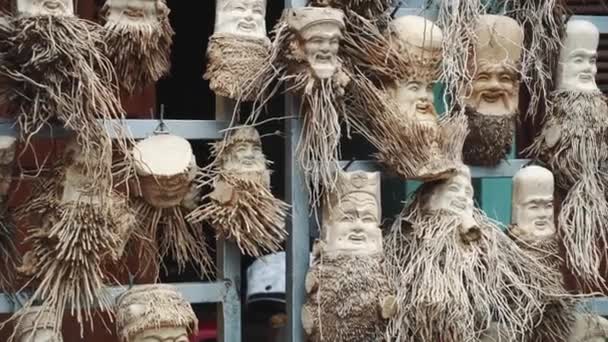 Escultura em madeira feita por um cara em Hoi An Vietnam 4K — Vídeo de Stock