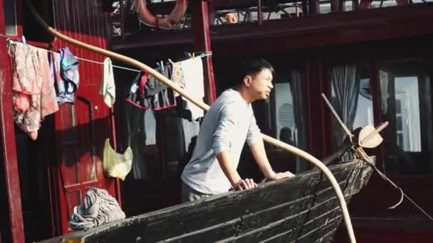 Katt Ba, Vietnam - 16 september 2019: Vietnamesiska män i båten vid Ha Long Bay, Vietnam. — Stockvideo