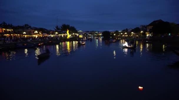 有漂浮灯笼和小船的夜景。Hoi An, Vietnam 4K — 图库视频影像