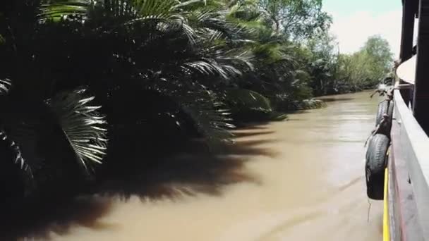 Hagyományos vietnami komphajó, amely embereket és kerékpárjaikat viszi át a Mekong folyón Vietnamban, Délkelet-Ázsiában 4k — Stock videók