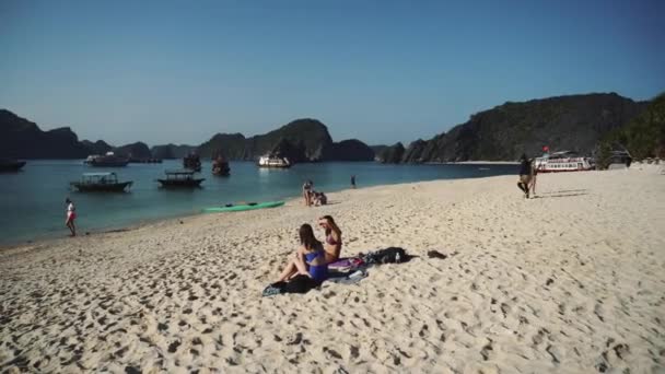 Вид с пляжа бухты Халонг во Вьетнаме — стоковое видео