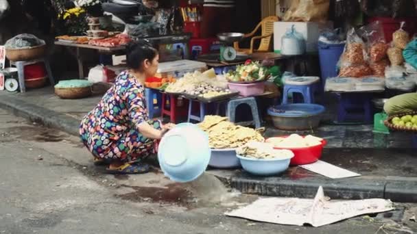 Hanoi 'de sokak hayatı, Vietnam' ın başkenti.. — Stok video