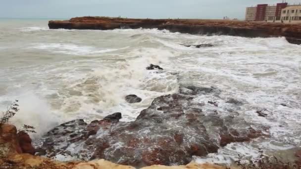 Grandes ondas pesadas colidem com um penhasco rochoso e pulverizam névoa em todos os lugares, em câmera lenta 4k — Vídeo de Stock