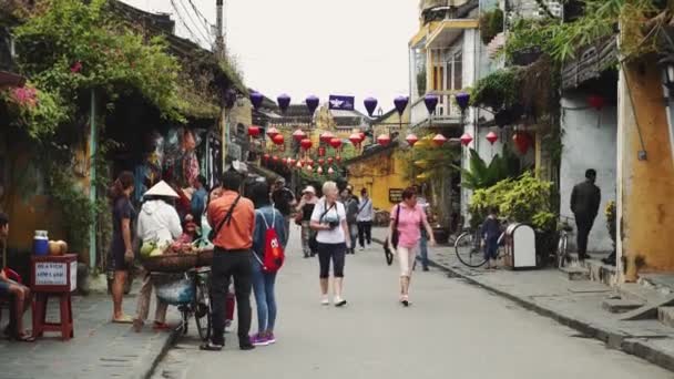 Hoi An, Vietnam. Hoi 'de sokak gecesi manzarası. Tarihi bir kasaba, UNESCO dünya mirası alanı ve popüler bir seyahat merkezi, Vietnam.. — Stok video